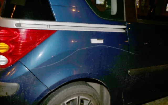 Vandal poničil 13 zaparkovaných aut, mezi nimi i luxusní Mercedesy a BMW