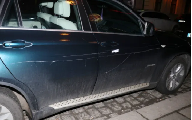 Vandal poničil 13 zaparkovaných aut, mezi nimi i luxusní Mercedesy a BMW