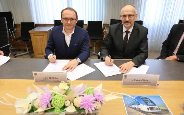 Na snímku je při podpisu smlouvy za České dráhy náměstek generálního ředitele pro osobní dopravu Jiří Ješeta (vlevo) a za Plzeňský kraj náměstek hejtmana pro oblast dopravy Pavel Čížek