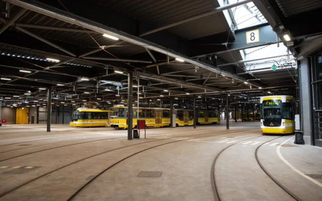 Skončila rekonstrukce tramvajové vozovny na Slovanech za 1,8 miliardy. Objekt má i obří zelenou střechu