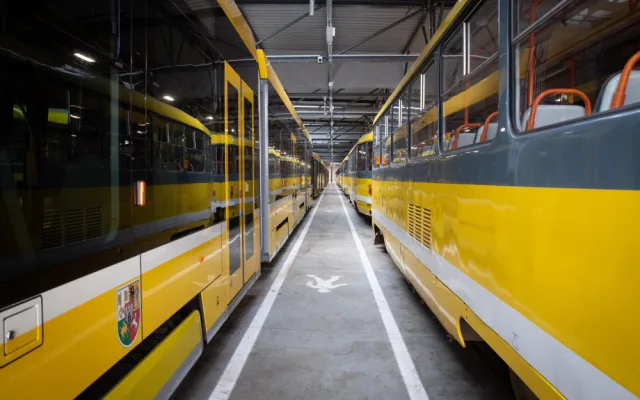 Skončila rekonstrukce tramvajové vozovny na Slovanech za 1,8 miliardy. Objekt má i obří zelenou střechu