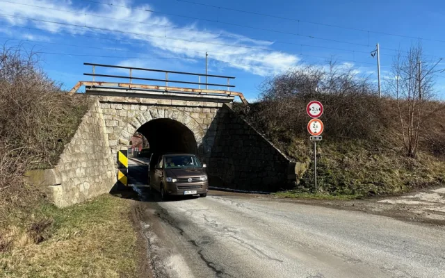 Správa železnic rozšíří i tento viadukt a komunikaci na příjezdu od Blovic, vybuduje podchod pod tratí