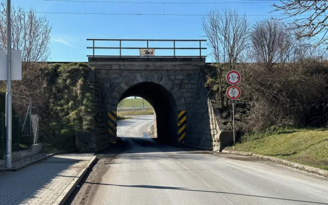 Správa železnic rozšíří i tento viadukt a komunikaci na příjezdu od Blovic, vybuduje podchod pod tratí