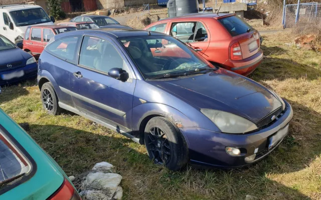 Autovraky postupně mizí z ulic Tachova, městu pomáhají hlášení občanů skrze aplikaci