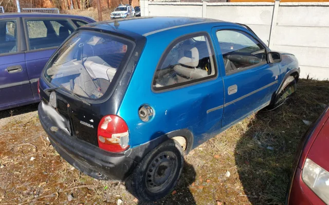 Autovraky postupně mizí z ulic Tachova, městu pomáhají hlášení občanů skrze aplikaci