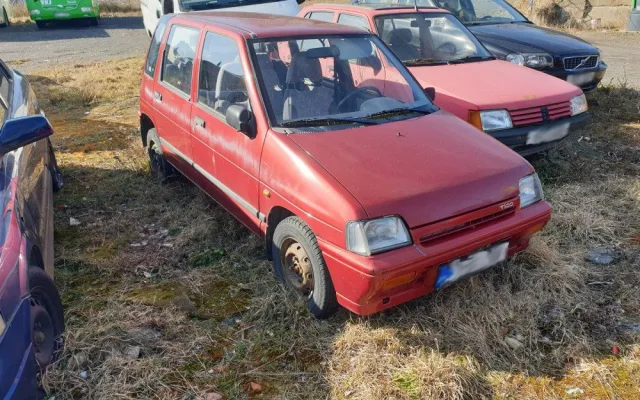 Autovraky postupně mizí z ulic Tachova, městu pomáhají hlášení občanů skrze aplikaci