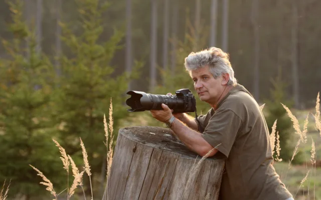Tetřevy lze na Šumavě fotografovat jen v režimu "přísně tajné" říká známý fotograf přírody Jaroslav Vogeltanz