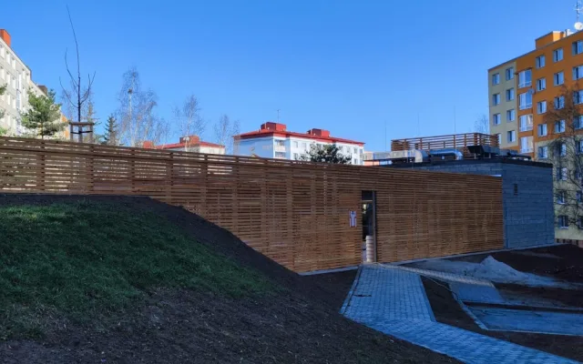 Zanedbané místo mezi paneláky se za 24 milionů korun proměnilo ve sportovní areál s novou kavárnou