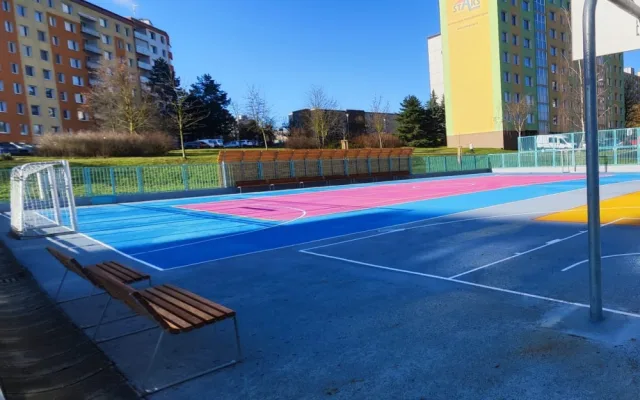 Zanedbané místo mezi paneláky se za 24 milionů korun proměnilo ve sportovní areál s novou kavárnou