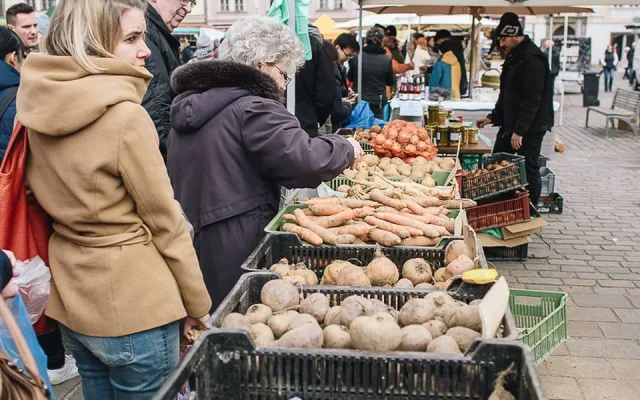 Oblíbené farmářské trhy se vrací na plzeňské náměstí, své zboží nabídne přes 50 prodejců