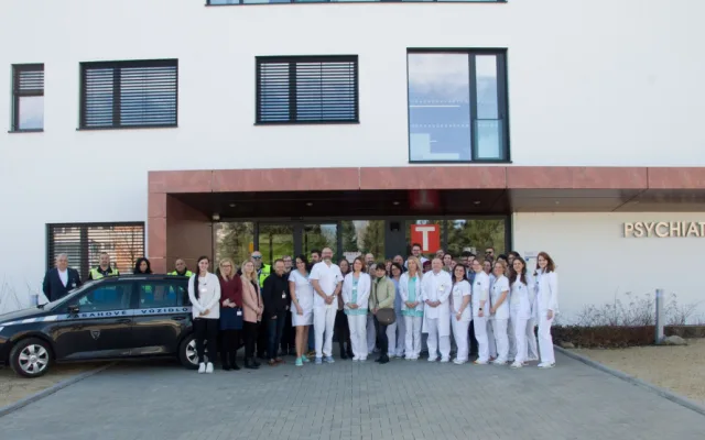 Zaměstnanci Psychiatrické kliniky s kolegy a spolupracovníky před novou budovou.