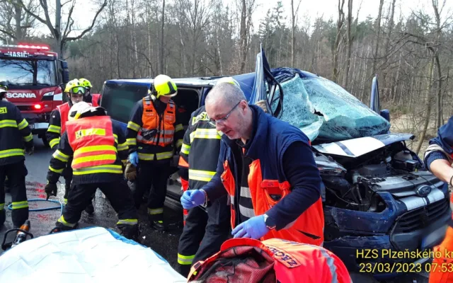 Řidič dodávky nestihl zabrzdit a narazil zezadu do kamionu, jeho spolujezdce museli vyprostit hasiči