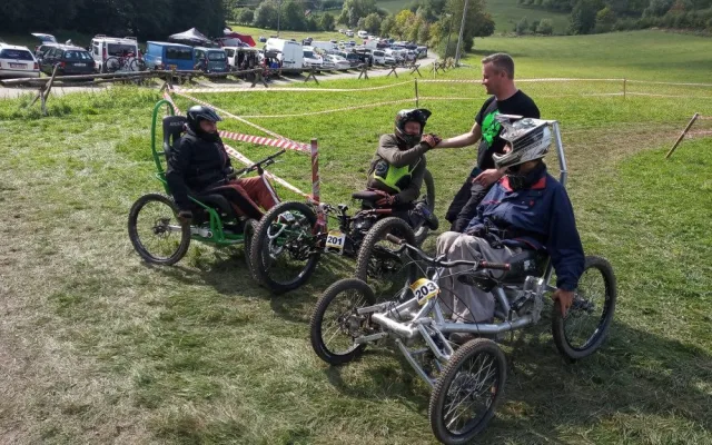 Po nehodě na kole skončil na vozíku, v adrenalinovém sportu ale pokračuje dál. Freerieder Michal Kosík rychlost prostě miluje