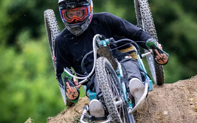 Po nehodě na kole skončil na vozíku, v adrenalinovém sportu ale pokračuje dál. Freerieder Michal Kosík rychlost prostě miluje