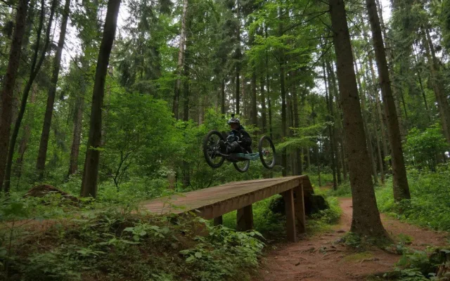 Po nehodě na kole skončil na vozíku, v adrenalinovém sportu ale pokračuje dál. Freerieder Michal Kosík rychlost prostě miluje