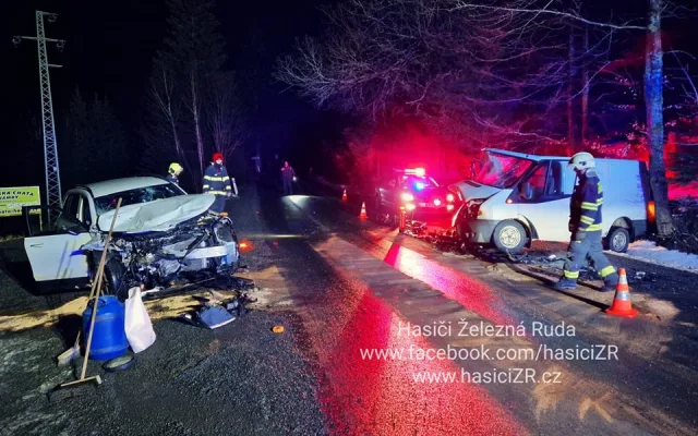 Řidič mercedesu nezvládl řízení a čelně se srazil s protijedoucím vozem, škoda přesáhla půl milionu