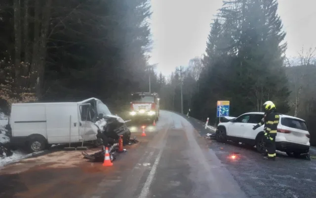 Řidič mercedesu nezvládl řízení a čelně se srazil s protijedoucím vozem, škoda přesáhla půl milionu