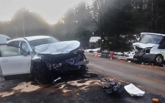 Řidič mercedesu nezvládl řízení a čelně se srazil s protijedoucím vozem, škoda přesáhla půl milionu