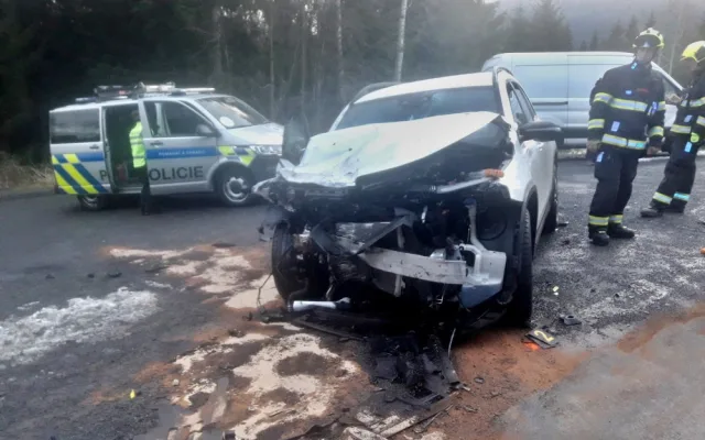 Řidič mercedesu nezvládl řízení a čelně se srazil s protijedoucím vozem, škoda přesáhla půl milionu