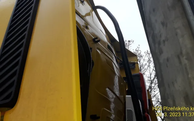 Exploze v kabině kamionu na čerpací stanici u D5. Řidiči vybuchla do obličeje lahev propan butanu