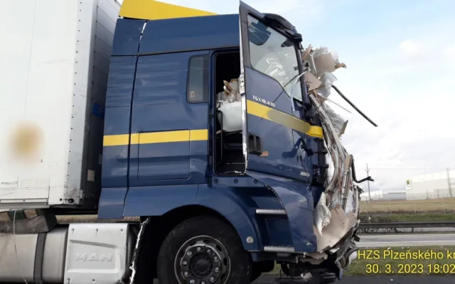 Kamion na dálnici D5 doslova sešrotoval karavan, po nárazu z něj zbylo jen rozpárané torzo