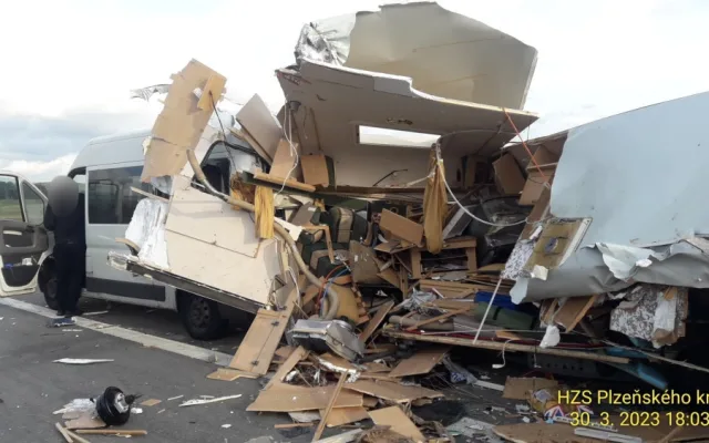 Kamion na dálnici D5 doslova sešrotoval karavan, po nárazu z něj zbylo jen rozpárané torzo