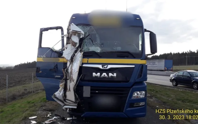 Kamion na dálnici D5 doslova sešrotoval karavan, po nárazu z něj zbylo jen rozpárané torzo