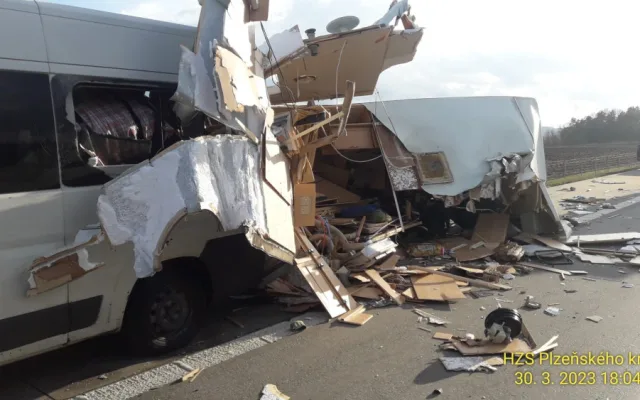 Kamion na dálnici D5 doslova sešrotoval karavan, po nárazu z něj zbylo jen rozpárané torzo