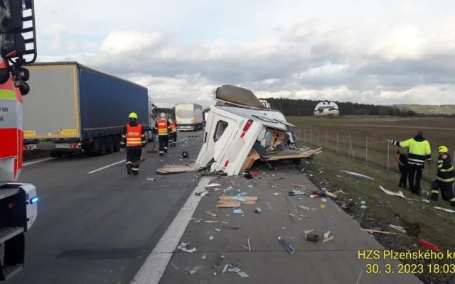 Kamion na dálnici D5 doslova sešrotoval karavan, po nárazu z něj zbylo jen rozpárané torzo