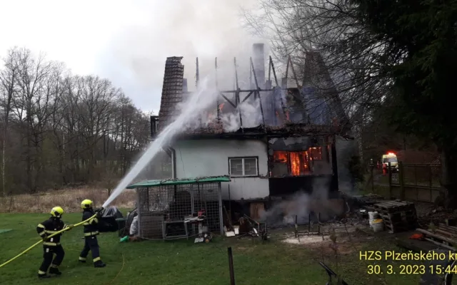 Blesk zapálil střechu domu, hasiči likvidovali i požár hájenky a zemědělského skladiště s balíky sena
