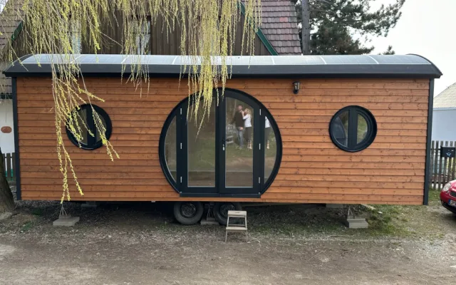 Unikátní maringotka s ikonickými hobitími dveřmi je díky solárním panelům energeticky zcela soběstačná