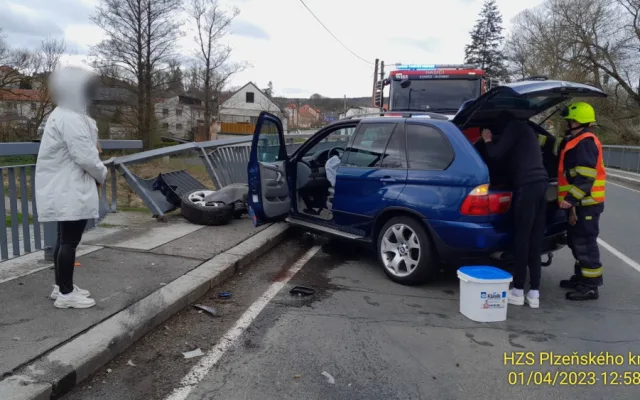 BMW vyletělo do protisměru a po střetu se Škodou prorazilo zábradlí mostu. Jen díky štěstí se nezřítilo do řeky