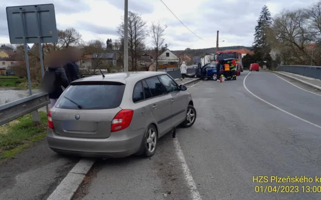 BMW vyletělo do protisměru a po střetu se Škodou prorazilo zábradlí mostu. Jen díky štěstí se nezřítilo do řeky