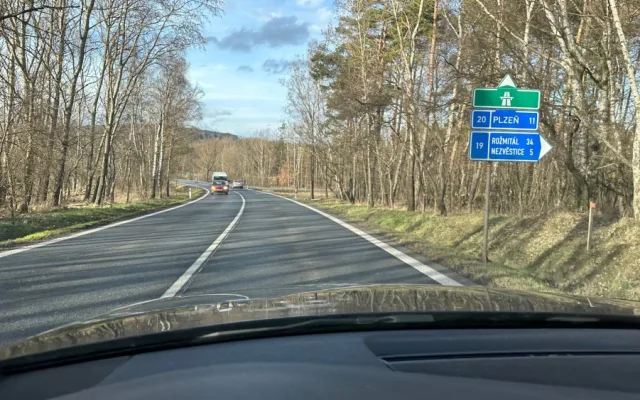ŘSD chystá úpravu a rozšíření jedné z nejnebezpečnějších křižovatek v Plzeňském kraji. Už se kácely stromy