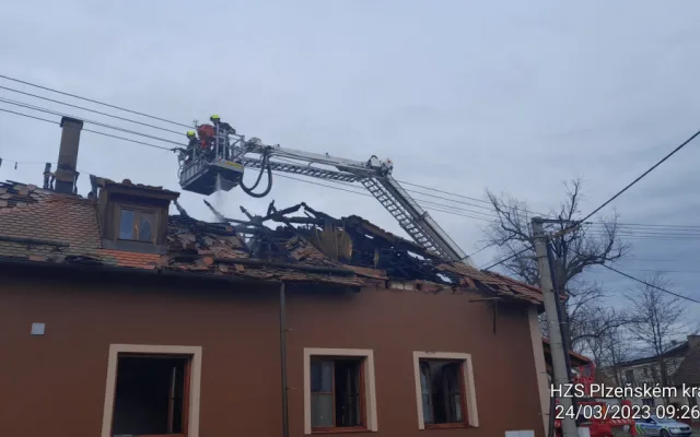 Ničivý požár zničil budovu restaurace a penzionu