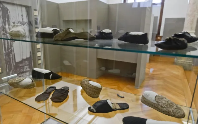 Výstava v Plzni představuje unikátní nálezy z českých synagog i málo známé židovské zvyky