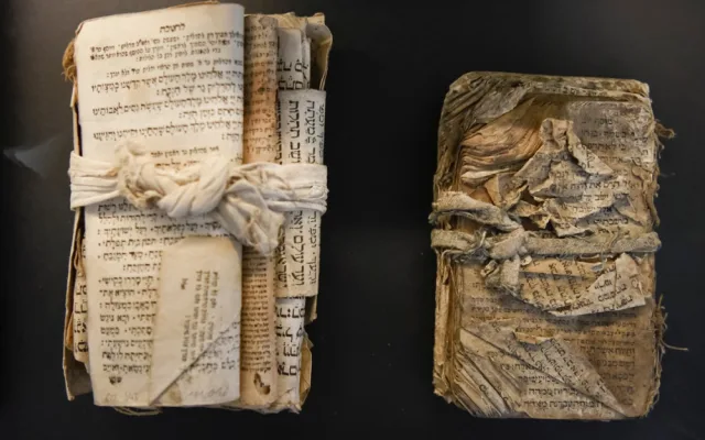Výstava v Plzni představuje unikátní nálezy z českých synagog i málo známé židovské zvyky
