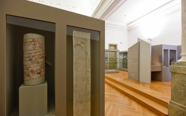 Výstava v Plzni představuje unikátní nálezy z českých synagog i málo známé židovské zvyky