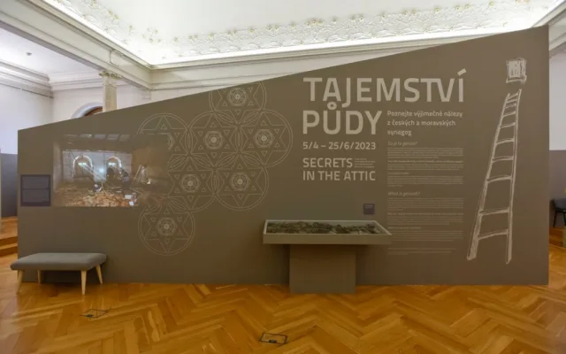 Výstava v Plzni představuje unikátní nálezy z českých synagog i málo známé židovské zvyky