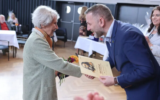 Bývalé učitelce slovanské základní školy je 96 let, soukromé hodiny ale vede Marta Cvalínová stále