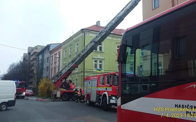 Útočník brutálně pobodal dva lidi, zapálil byt a utekl. Pět policistů se při dramatickém zásahu nadýchalo kouře