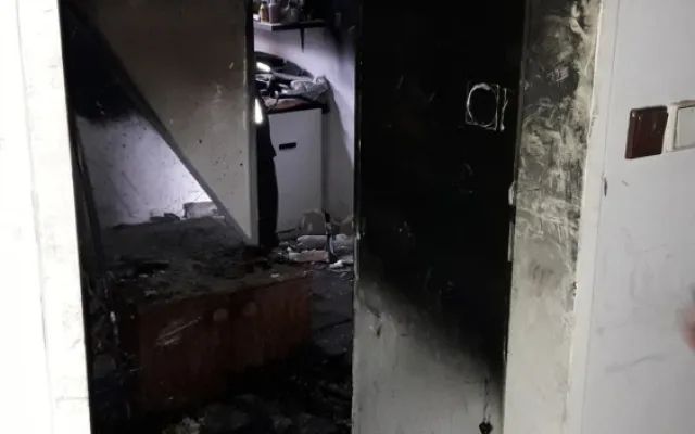 Útočník brutálně pobodal dva lidi, zapálil byt a utekl. Pět policistů se při dramatickém zásahu nadýchalo kouře