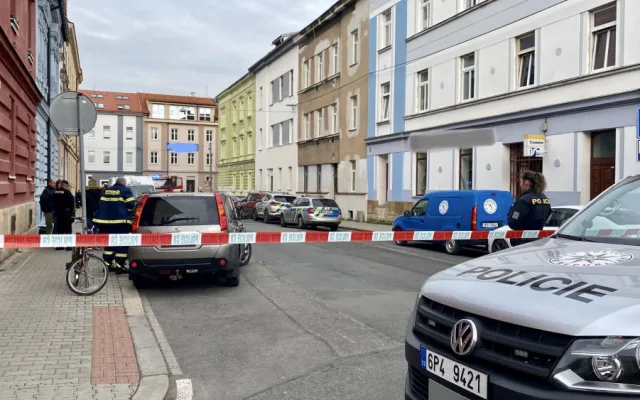 Útočník brutálně pobodal dva lidi, zapálil byt a utekl. Pět policistů se při dramatickém zásahu nadýchalo kouře