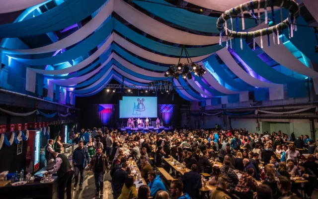 Oblíbený festival Treffpunt se vrací do Plzně již po deváté, nabídne bavorská piva, jídlo i hudbu