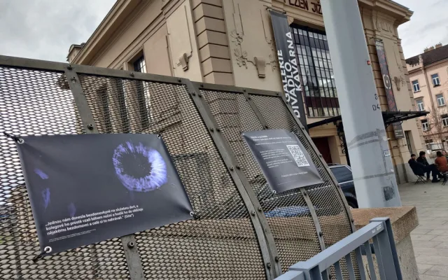 Citace z bakalářské práce se staly také tématem výstavy před Moving Station v rámci festivalu Jeden svět