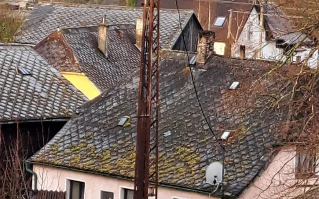 Staré hnízdo na sloupu elektrického vedení