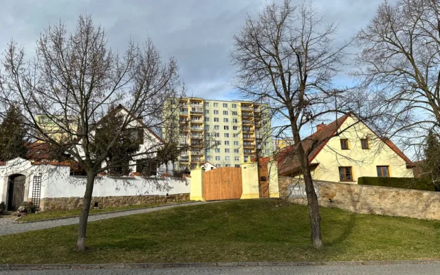 Původní malebná vesnice Bolevec s mnoha selskými dvory leží v Plzni uprostřed sídliště s panelovými domy
