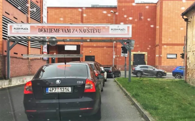 Plzeň má další světový unikát! Představitelé města dokázali zajistit souběh uzavírek tak, že vytvořili zácpu i v garážích! Fakt, kolona i v garážích, reagoval na situaci Plzeňan Marcel Mourek