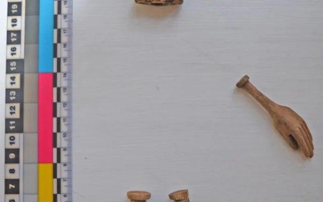Figurka ze dřeva topolu