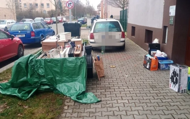 Za černé skládky padají už padají první pokuty. Radnice doufá, že konečně zatočí s odpadky v ulicích